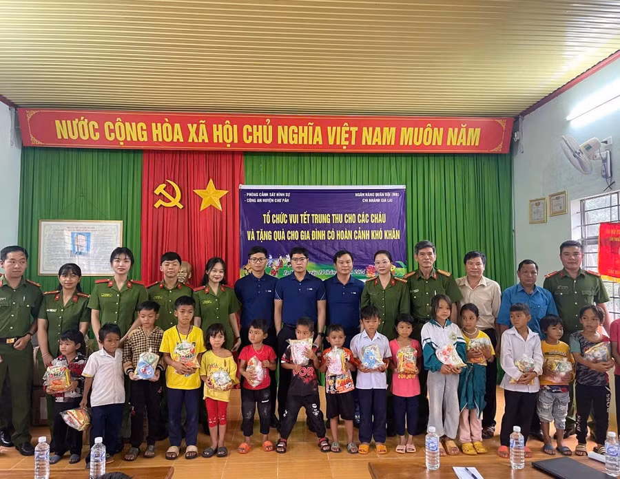 Các đơn vị đã trao 165 suất quà cho trẻ em và các gia đình có hoàn cảnh khó khăn ở làng Doch 1. Ảnh: Đức Vinh