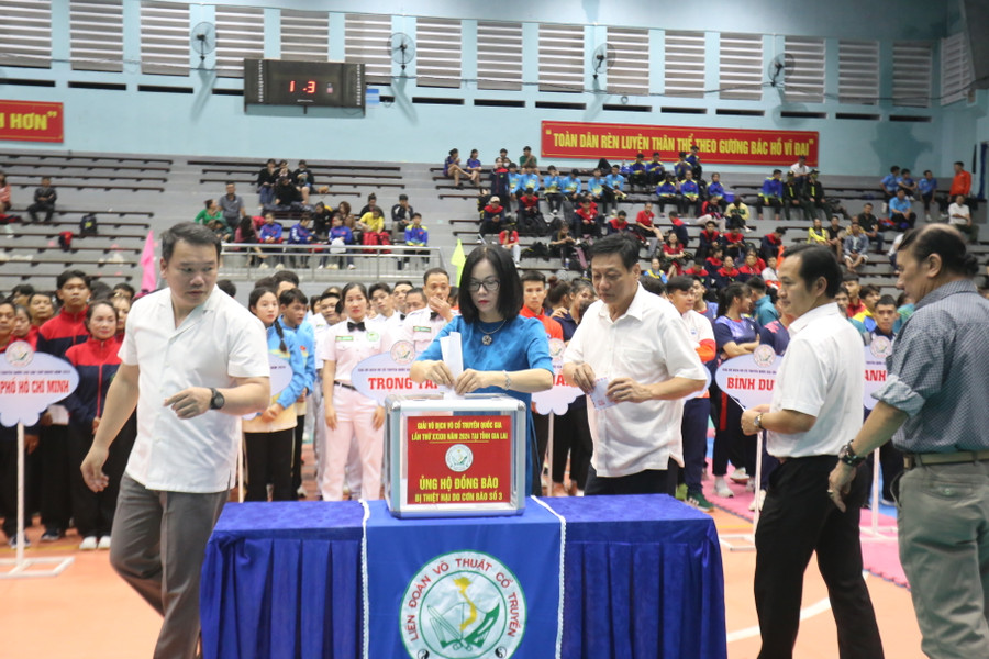 Các đại biểu đã quyên góp gần 55 triệu đồng ủng hộ đồng bào miền Bắc bị ảnh hưởng bởi cơn bão số 3. Ảnh: Văn Ngọc Các đại biểu đã quyên góp gần 55 triệu đồng ủng hộ đồng bào miền Bắc bị ảnh hưởng bởi cơn bão số 3. Ảnh: Văn Ngọc