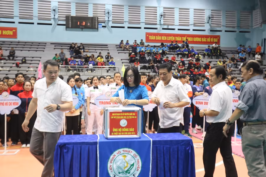 Các đại biểu đã quyên góp gần 55 triệu đồng ủng hộ đồng bào miền Bắc bị ảnh hưởng bởi cơn bão số 3. Ảnh: Văn Ngọc