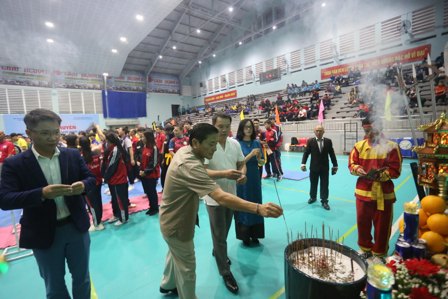 Các đại biểu tham gia nghi lễ dâng hương trong đêm khai mạc. Ảnh: Văn Ngọc Các đại biểu tham gia nghi lễ dâng hương trong đêm khai mạc. Ảnh: Văn Ngọc