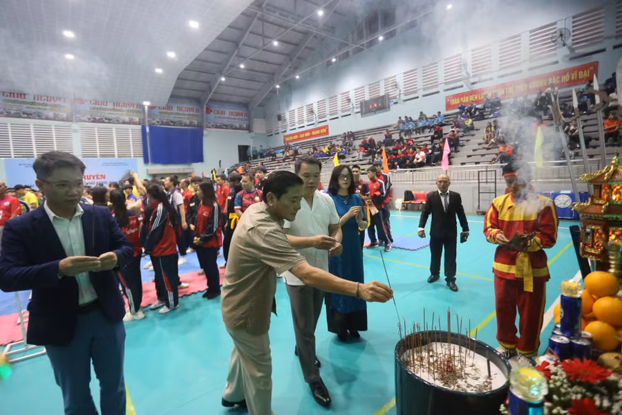 Các đại biểu tham gia nghi lễ dâng hương trong đêm khai mạc. Ảnh: Văn Ngọc