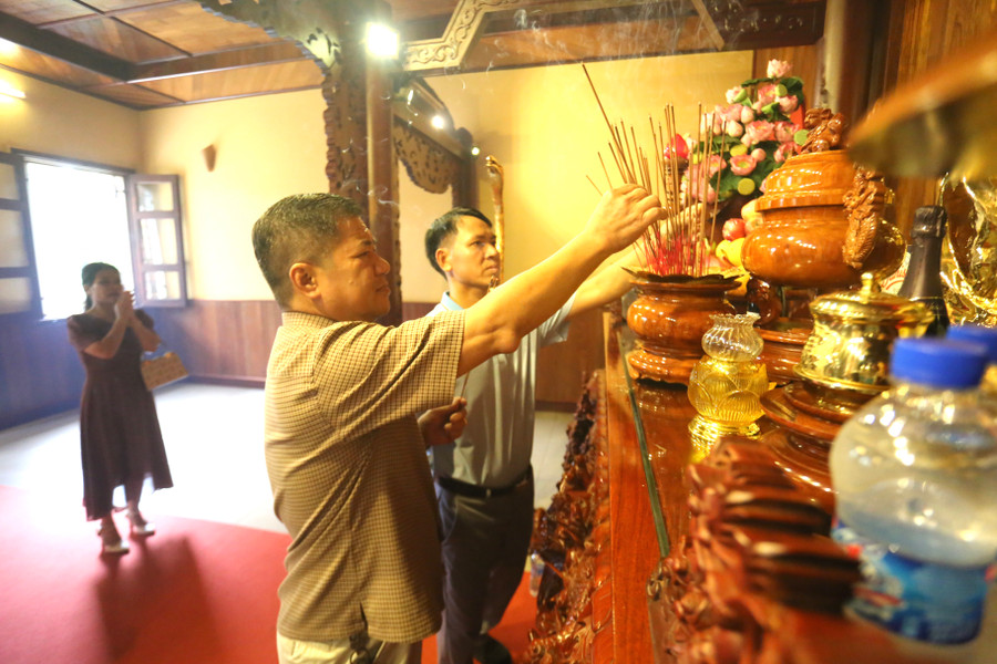 Những người con quê Bác dâng hương tại Nơi thờ Bác Hồ trong Quảng trường Đại đoàn kết. Ảnh: Văn Ngọc