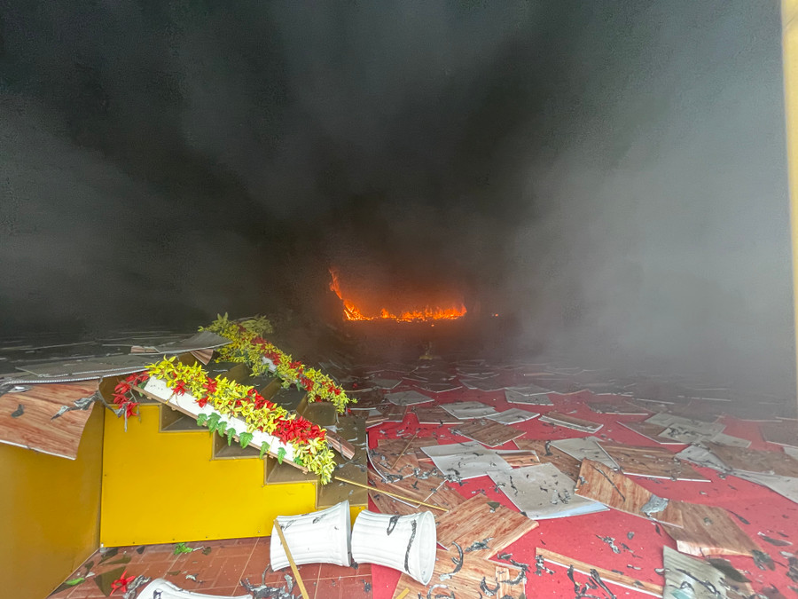 Ngọn lửa bốc cháy từ khu vực Tòa tam bảo của Chùa Vạn Phật. Ảnh: Văn Ngọc