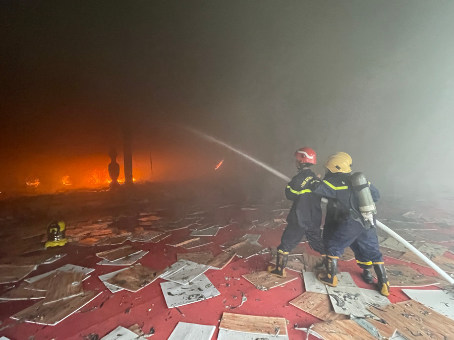 Ngọn lửa bùng phát dữ dội và lây lan sang các khu vực xung quanh. Ảnh: Văn Ngọc