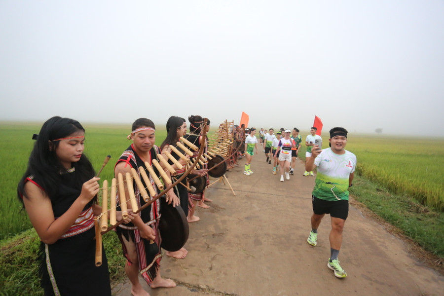 Các VĐV thích thú khi được trải nghiệm văn hóa của người bản địa ngay trên cung đường chạy. Ảnh: Văn Ngọc