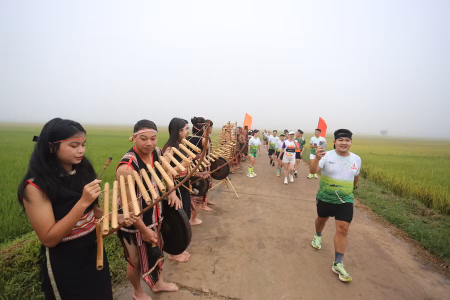 Các VĐV thích thú khi được trải nghiệm văn hóa của người bản địa ngay trên cung đường chạy. Ảnh: Văn Ngọc