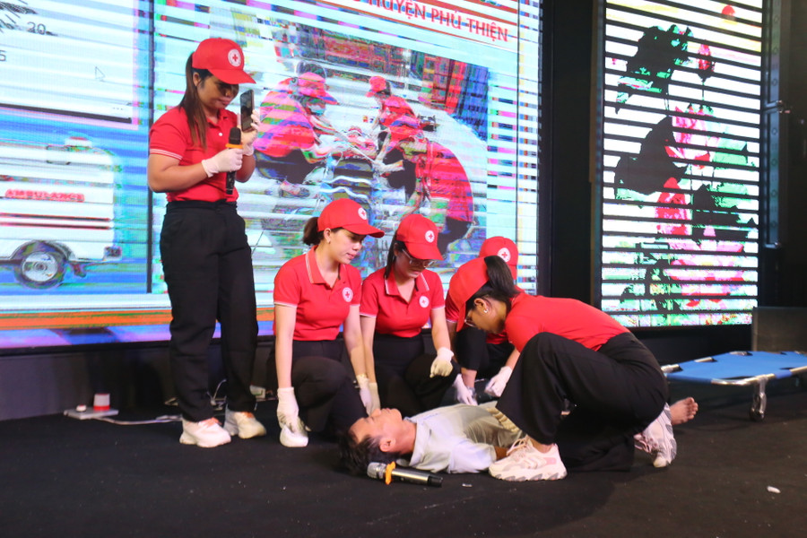 Phần thi thực hành sơ cấp cứu đã mô phỏng nhiều tình huống trong thực tế. Ảnh: Văn Ngọc