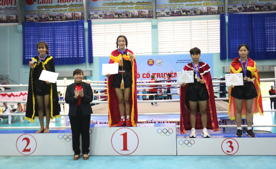 VĐV Ngô Thị Xuân Mai (thứ 2 từ phải qua) nhận huy chương đồng ở giải năm nay. Ảnh: Văn Ngọc