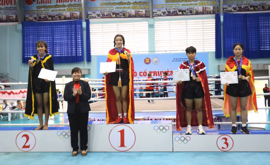 VĐV Ngô Thị Xuân Mai (thứ 2 từ phải qua) nhận huy chương đồng ở giải năm nay. Ảnh: Văn Ngọc VĐV Ngô Thị Xuân Mai (thứ 2 từ phải qua) nhận huy chương đồng ở giải năm nay. Ảnh: Văn Ngọc