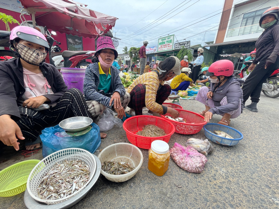 Tôm cá vừa được đánh bắt trên sông Ba bày bán ở chợ chiều. Ảnh: Văn Ngọc