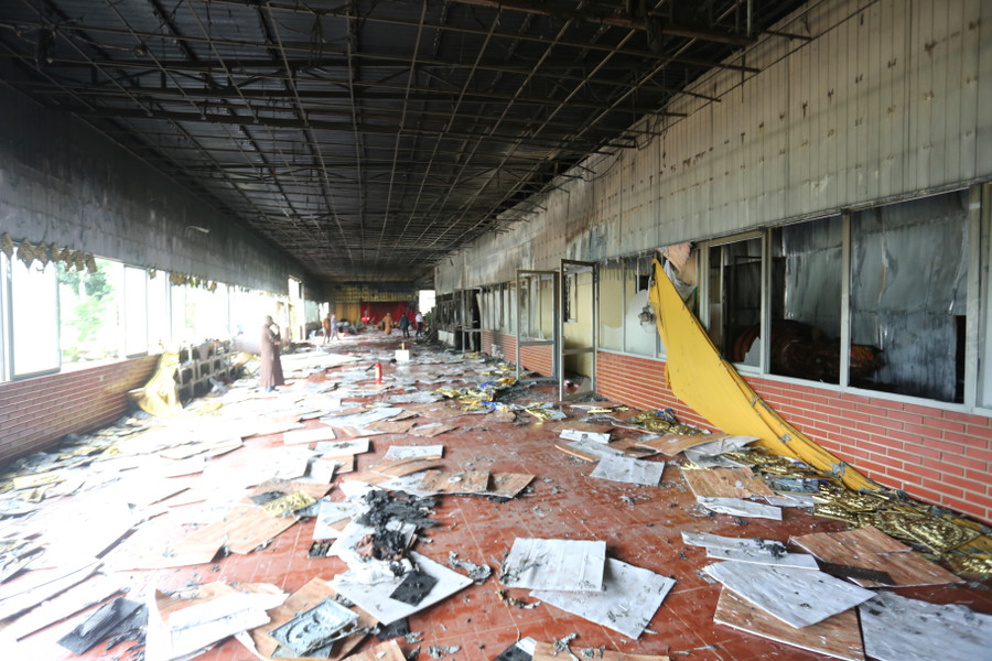 Khung cảnh tan hoang của Chùa Vạn Phật sau vụ cháy. Ảnh: Văn Ngọc