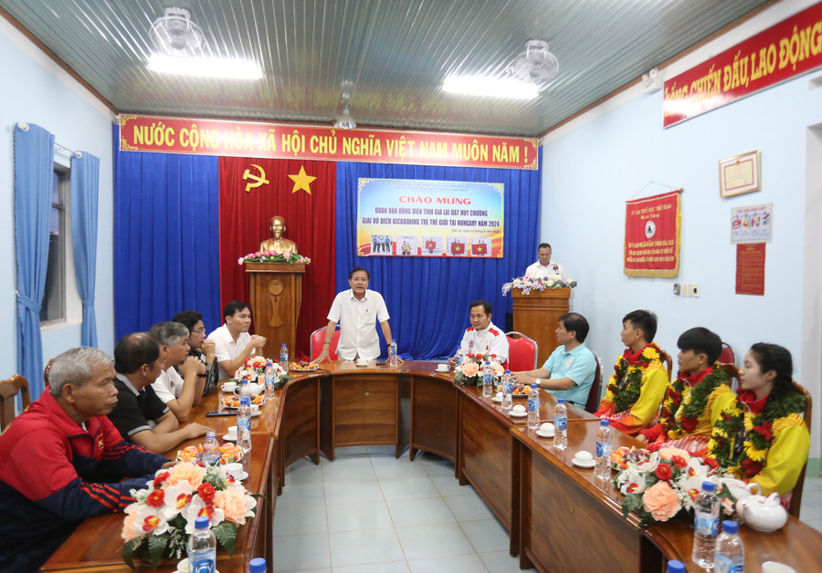 Giám đốc Sở Văn hóa-Thể thao và Du lịch biểu dương thành tích của các VĐV Gia Lai. Ảnh: Văn Ngọc