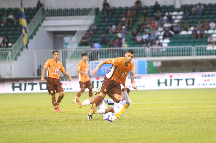 Marciel tả xung hữu đột ở khu vực trung tuyến của HAGL. Ảnh: Văn Ngọc Marciel tả xung hữu đột ở khu vực trung tuyến của HAGL. Ảnh: Văn Ngọc