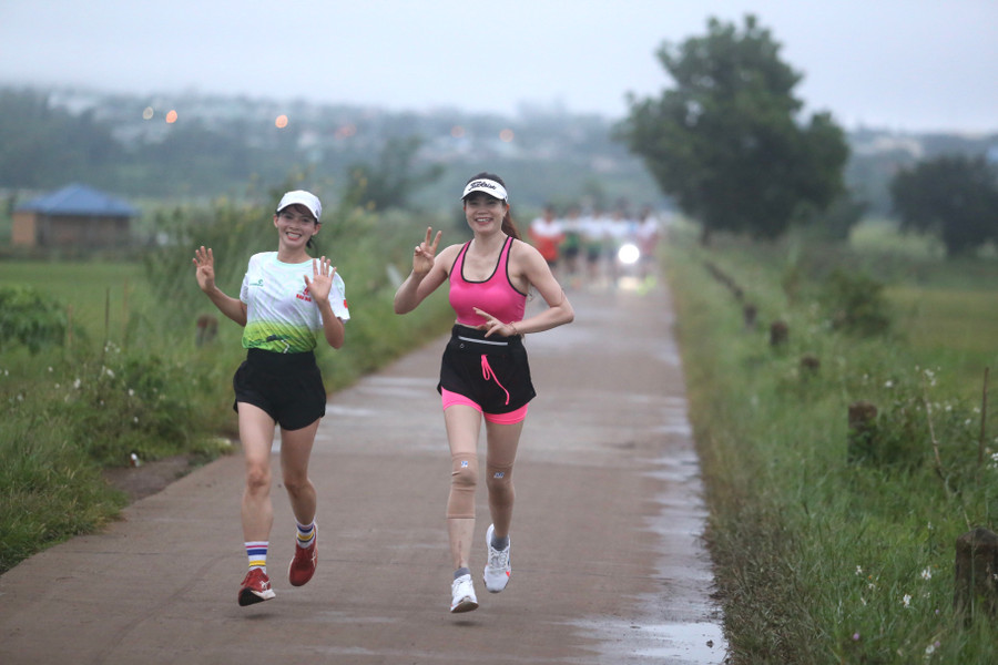 Các nữ runner hào hứng khi tận hưởng khung cảnh đẹp như mơ của đường chạy. Ảnh: Văn Ngọc