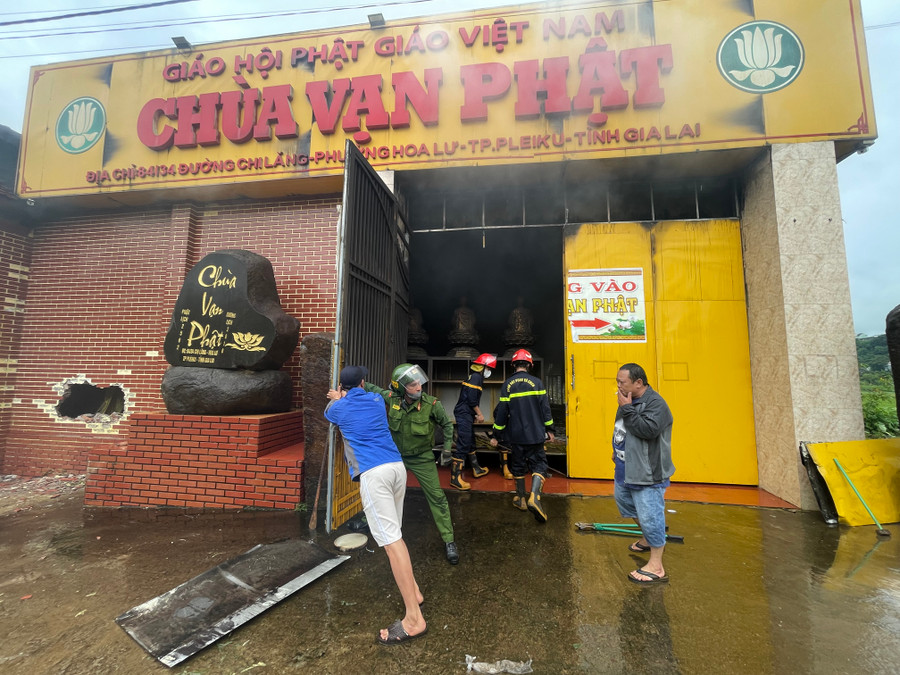 Lực lượng chức năng khẩn trương sơ tán tài sản. Ảnh: Văn Ngọc