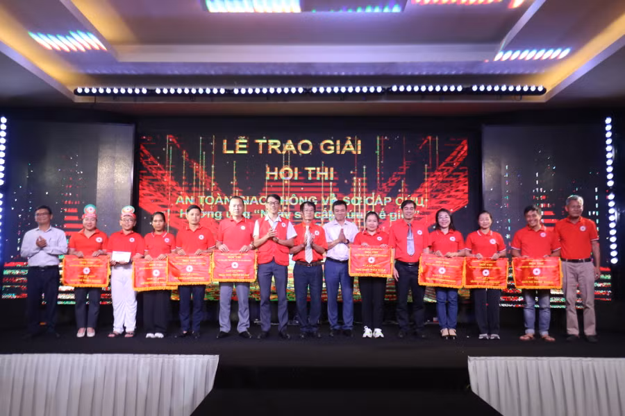 Ban tổ chức trao giải cho các đội thi. Ảnh: Văn Ngọc