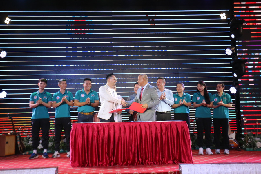 Liên đoàn Kickboxing Việt Nam ký hợp tác với Công ty TNHH AC Productions. Ảnh: Văn Ngọc Liên đoàn Kickboxing Việt Nam ký hợp tác với Công ty TNHH AC Productions. Ảnh: Văn Ngọc