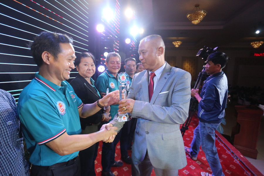 Liên đoàn Kickboxing Việt Nam tặng kỷ niệm chương cho các cá nhân, đơn vị có nhiều đóng góp trong phong trào Kickboxing tại Việt Nam. Ảnh: Văn Ngọc Liên đoàn Kickboxing Việt Nam tặng kỷ niệm chương cho các cá nhân, đơn vị có nhiều đóng góp trong phong trào Kickboxing tại Việt Nam. Ảnh: Văn Ngọc