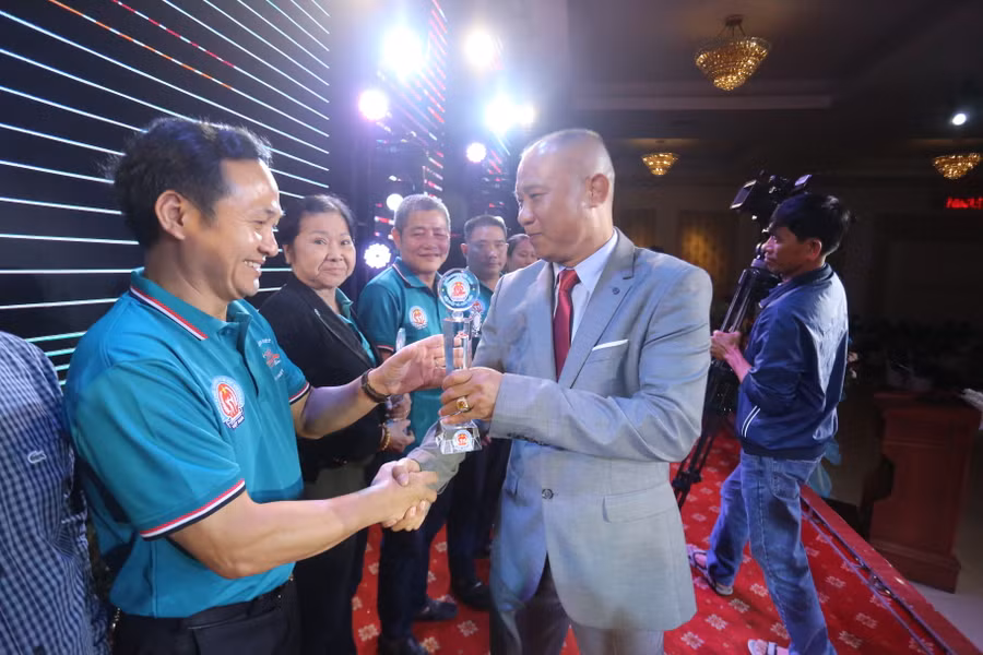 Liên đoàn Kickboxing Việt Nam tặng kỷ niệm chương cho các cá nhân, đơn vị có nhiều đóng góp trong phong trào Kickboxing tại Việt Nam. Ảnh: Văn Ngọc