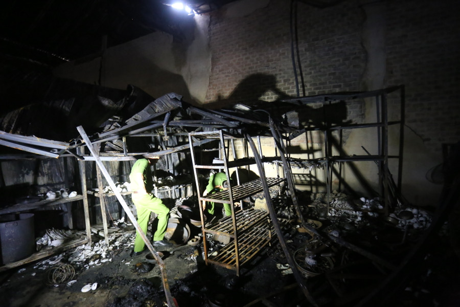 Các bức tường và kết cấu thép tại Chùa Vạn Phật bị biến dạng. Ảnh: Văn Ngọc