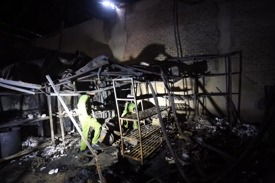 Các bức tường và kết cấu thép tại Chùa Vạn Phật bị biến dạng. Ảnh: Văn Ngọc