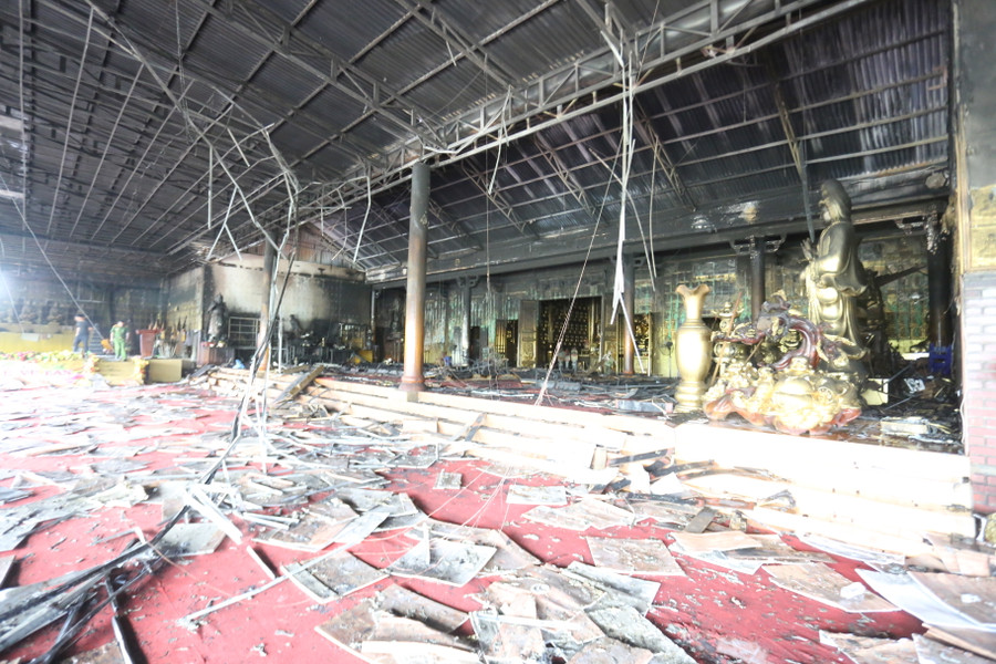 Khu vực Chánh điện bị ảnh hưởng nặng nề nhất. Ảnh: Văn Ngọc