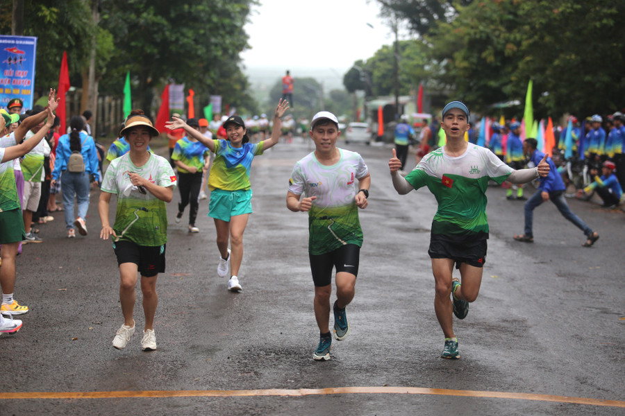 Các runner vỡ òa cảm xúc khi hoàn thành cung đường của mình. Ảnh: Văn Ngọc