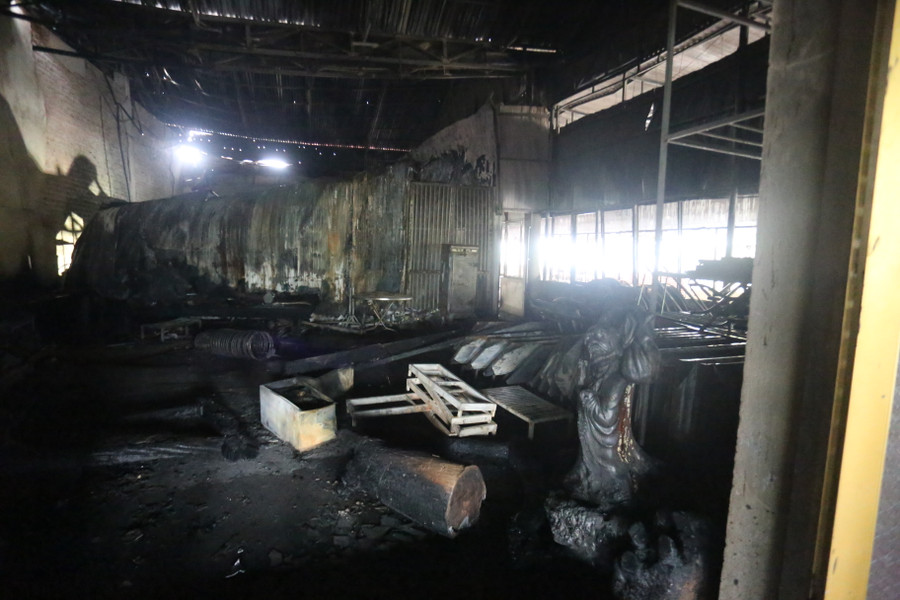 Nhiều đồ nội thất trong các gian phòng tại Chùa bị thiêu rụi. Ảnh: Văn Ngọc