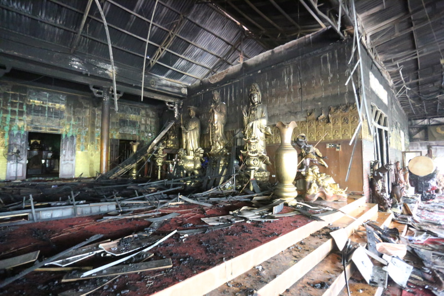 Nhiều vật dụng bị rơi vỡ xuống nền nhà khi xảy ra cháy. Ảnh: Văn Ngọc