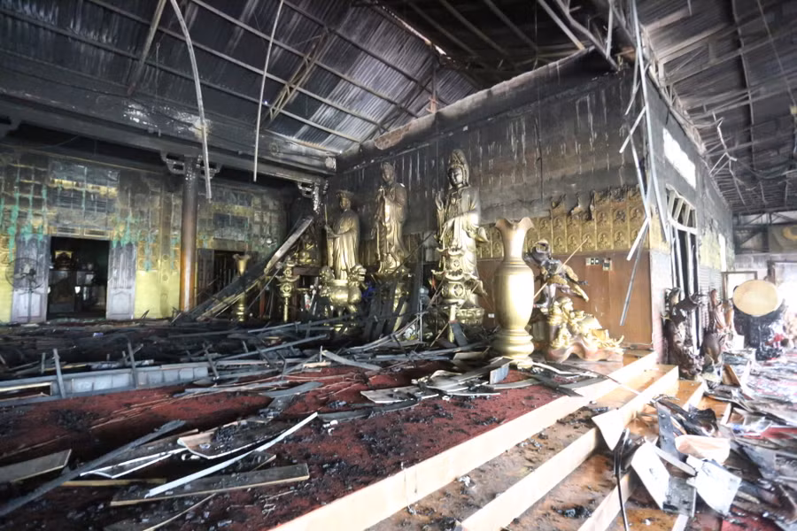 Nhiều vật dụng bị rơi vỡ xuống nền nhà khi xảy ra cháy. Ảnh: Văn Ngọc