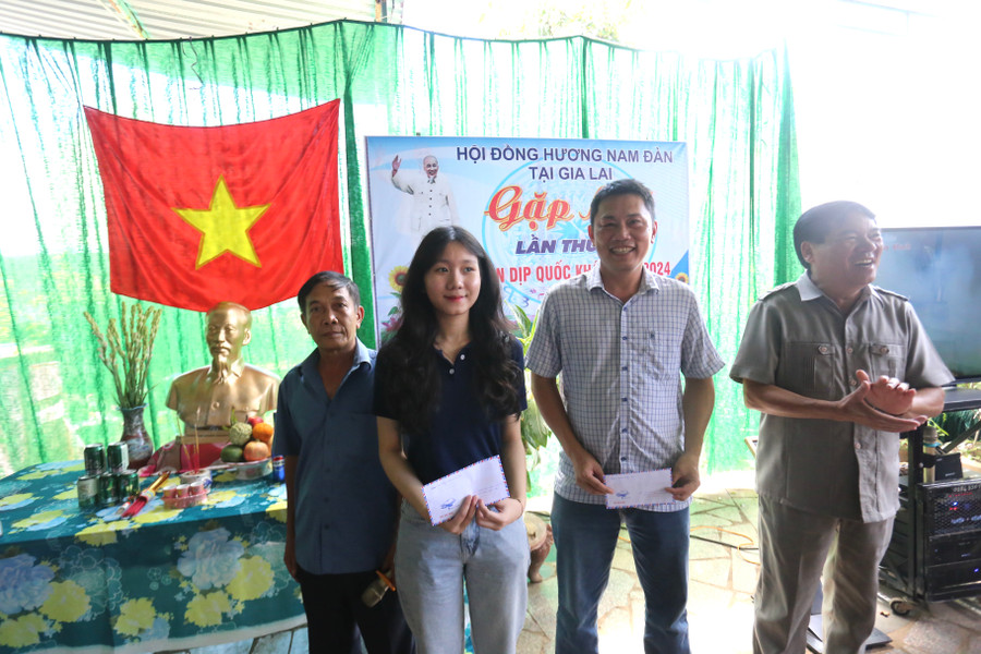 Hội đồng hương Nam Đàn tặng quà các học sinh đạt giải tại các cuộc thi học sinh giỏi cấp tỉnh. Ảnh: Văn Ngọc