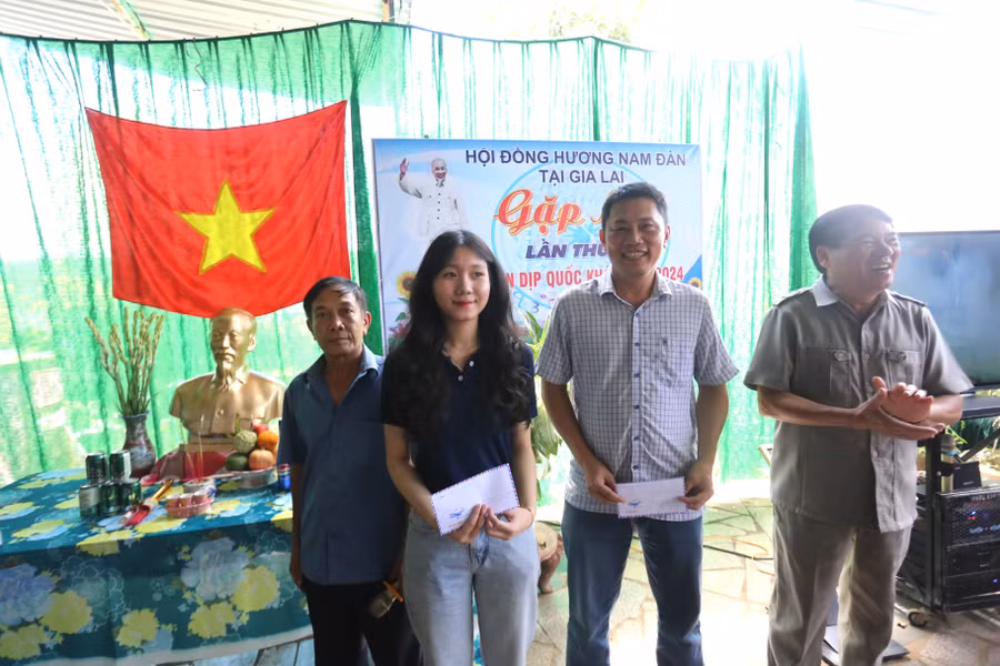 Hội đồng hương Nam Đàn tặng quà các học sinh đạt giải tại các cuộc thi học sinh giỏi cấp tỉnh. Ảnh: Văn Ngọc