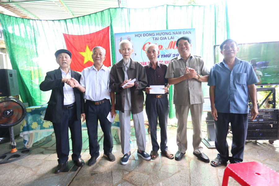 Hội đồng hương Nam Đàn tặng quà các cụ ông trên 70 tuổi. Ảnh: Văn Ngọc