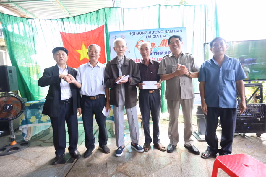 Hội đồng hương Nam Đàn tặng quà các cụ ông trên 70 tuổi. Ảnh: Văn Ngọc