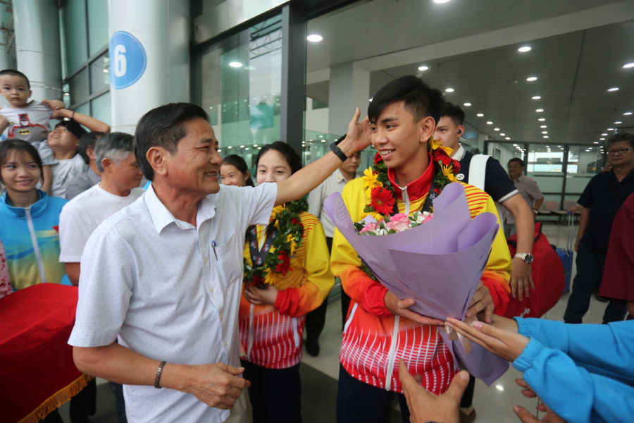 Lãnh đạo Sở Văn hóa-Thể thao và Du lịch chào đón các VĐV Gia Lai trở về sau khi tỏa sáng ở Hungary. Ảnh: Văn Ngọc