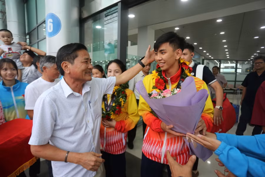 Lãnh đạo Sở Văn hóa-Thể thao và Du lịch chào đón các VĐV Gia Lai trở về sau khi tỏa sáng ở Hungary. Ảnh: Văn Ngọc