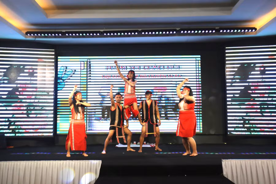 Các đội sẽ trải qua 3 phần thi để Ban giám khảo chấm điểm. Ảnh: Văn Ngọc