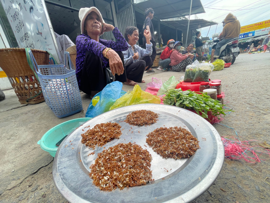 Kiến và trứng kiến còn tươi chưa qua sơ chế cũng được bán tại đây. Ảnh: Văn Ngọc