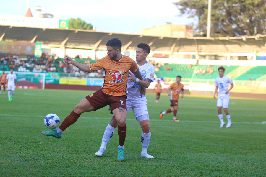 2 đội đã cầm chân nhau trong trận cầu không bàn thắng. Ảnh: Văn Ngọc