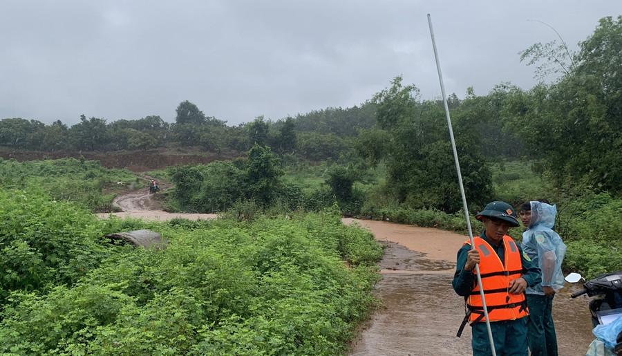 UBND xã Ia Pnôn cử lực lượng ngăn không cho người dân vượt qua khu vực bị ngập. Ảnh Đức Hiếu