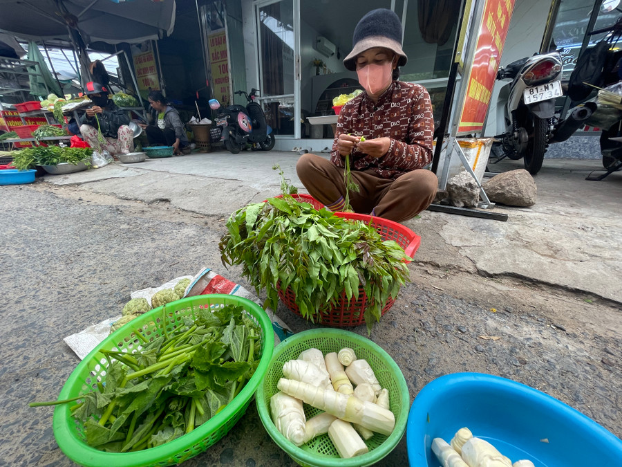 Một bó tiang liang non mơn mởn chỉ bán với giá 5 ngàn đồng. Ảnh: Văn Ngọc