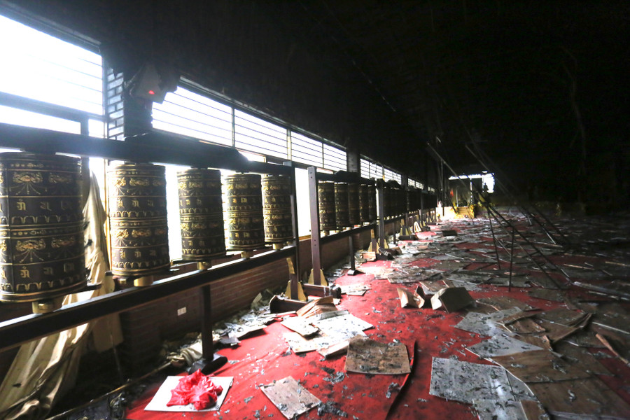 Nhiều mảng la phông của chùa bị sập xuống la liệt. Ảnh: Văn Ngọc