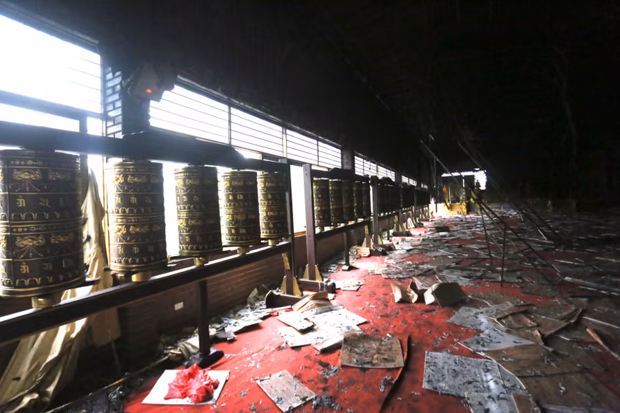 Nhiều mảng la phông của chùa bị sập xuống la liệt. Ảnh: Văn Ngọc