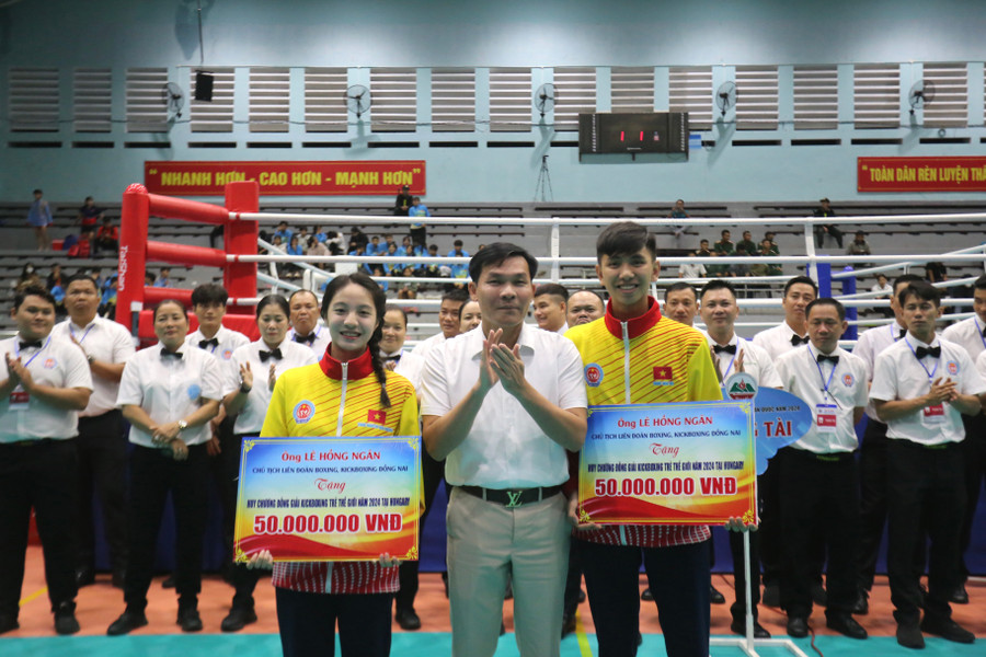 Các nhà tài trợ đã trao thưởng nóng cho 2 VĐV đạt huy chương đồng ở Giải Vô địch Kickboxing trẻ thế giới. Ảnh: Văn Ngọc Các nhà tài trợ đã trao thưởng nóng cho 2 VĐV đạt huy chương đồng ở Giải Vô địch Kickboxing trẻ thế giới. Ảnh: Văn Ngọc