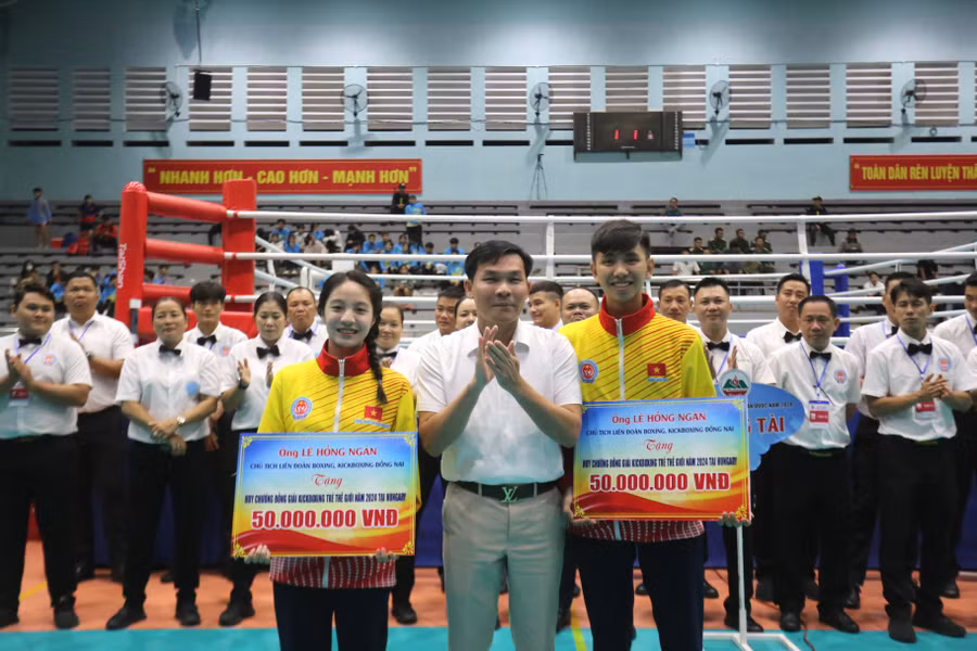 Các nhà tài trợ đã trao thưởng nóng cho 2 VĐV đạt huy chương đồng ở Giải Vô địch Kickboxing trẻ thế giới. Ảnh: Văn Ngọc