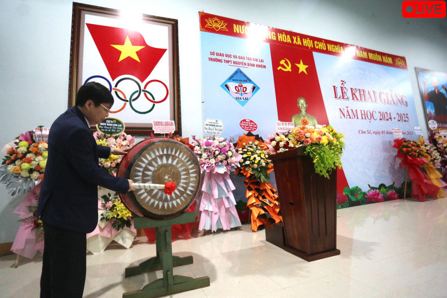 Trưởng Ban tổ chức Tỉnh ủy Huỳnh Quang Thái đánh trống khai giảng năm học mới ở Trường THPT Nguyễn Bỉnh Khiêm. Ảnh: Văn Ngọc Trưởng Ban tổ chức Tỉnh ủy Huỳnh Quang Thái đánh trống khai giảng năm học mới ở Trường THPT Nguyễn Bỉnh Khiêm. Ảnh: Văn Ngọc