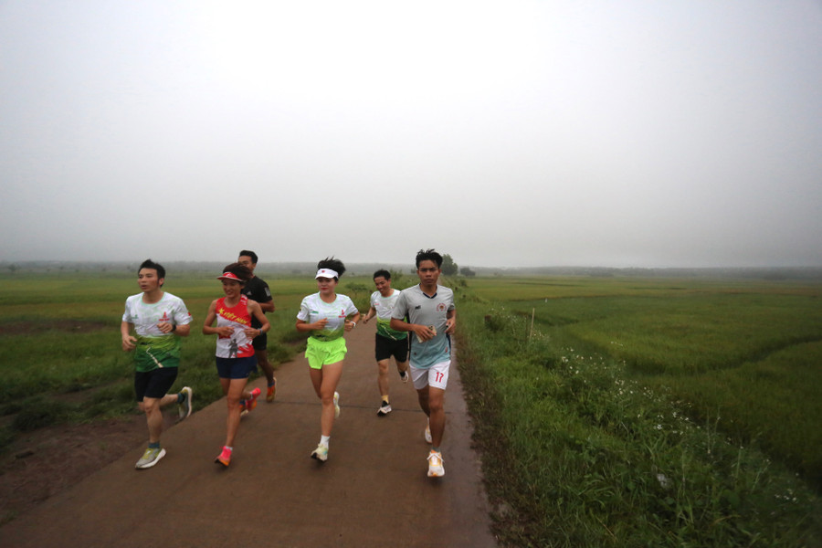 Giải là lần đầu tiên huyện Đak Đoa khai thác cung đường chạy qua cánh đồng làng Bối. Ảnh: Văn Ngọc