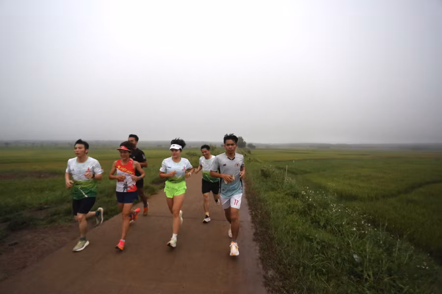 Giải là lần đầu tiên huyện Đak Đoa khai thác cung đường chạy qua cánh đồng làng Bối. Ảnh: Văn Ngọc