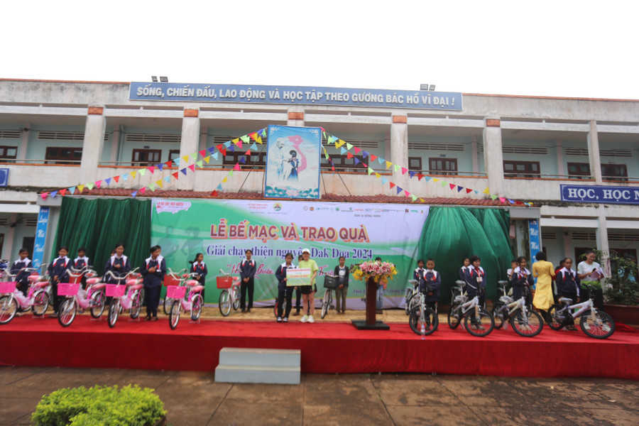 20 chiếc xe đạp do Bí thư Tỉnh ủy Hồ Văn Niên tài trợ đã được trao đến tay các em học sinh tại huyện Đak Đoa. Ảnh: Văn Ngọc