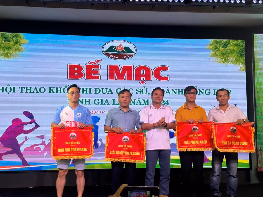 Ban tổ chức trao giải cho các đơn vị giành thứ hạng cao toàn đoàn. Ảnh: Ngọc Bình